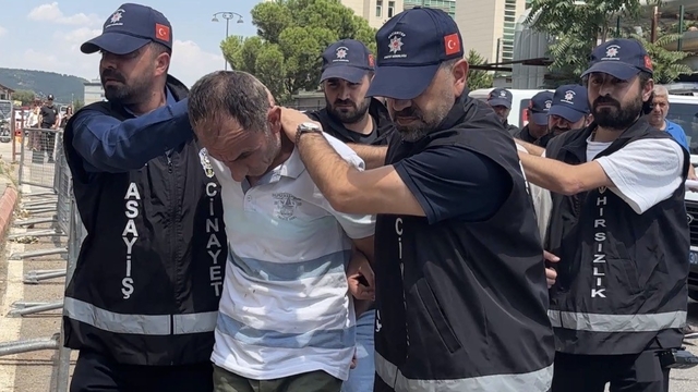 Milletvekilini bıçaklayıp 'pişmanım' diyen zanlı ile oğlu tutuklandı
Milletvekili Melih Meriç'i bıçaklayan Seydi Ahmet Keleş ve oğlu tutuklandı