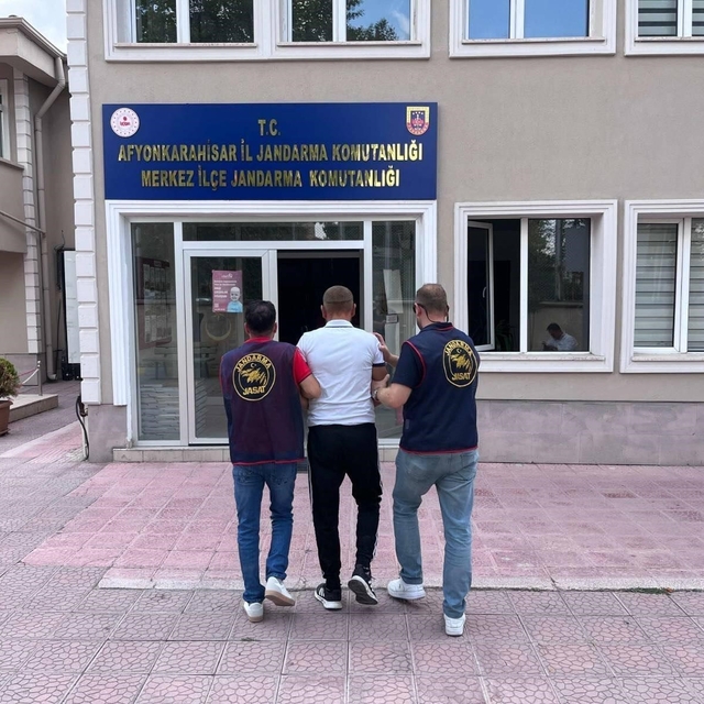 Jandarma 20 yıl hapis cezasıyla aranan şahsı yakaladı