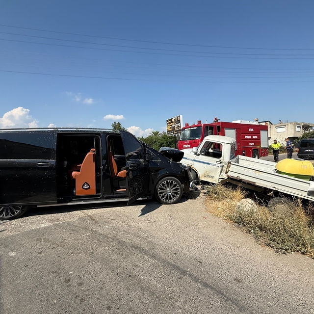 Serik'te VIP minibüs ile kamyonet çarpıştı: 1 yaralı
