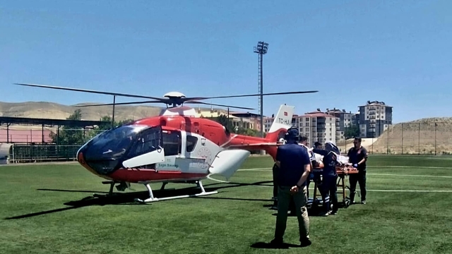 Darende'de kalp krizi geçiren 16 yaşındaki hasta hava ambulansıyla Malatya'ya sevk edildi