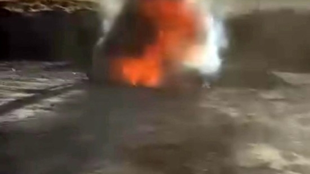 Siirt'te şantiyede iş makinesi yandı