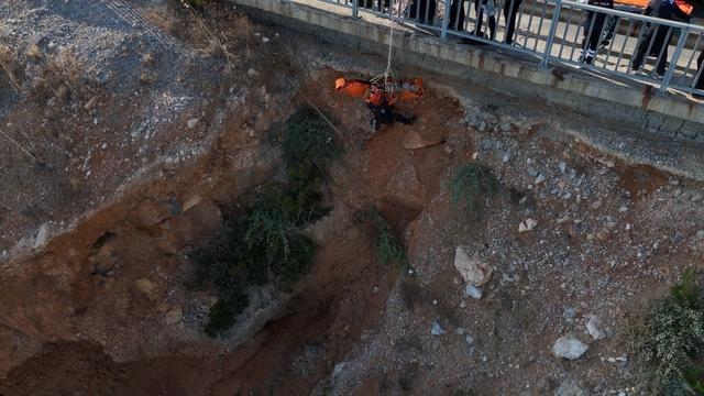 Deniz keyfi hastanede son buldu, kayalık alanda mahsur kalan vatandaş 2 saatte kurtarıldı
Alanya'da 30 metre yükseklikten kayalık alana inip ayağı burkulunca mahsur kalan vatandaş sedyeye alınıp çıkarıldı
Kurtarılma anları dron kamerası ile kaydedildi