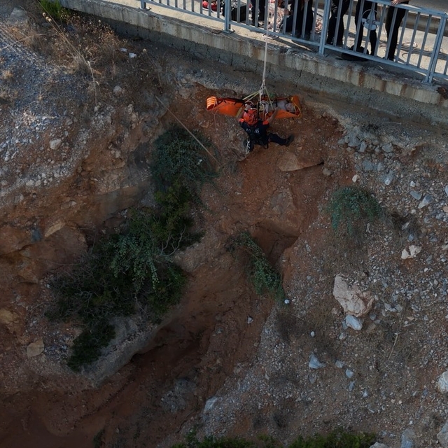Deniz keyfi hastanede son buldu, kayalık alanda mahsur kalan vatandaş 2 saa...