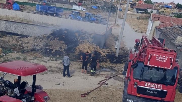 Eskişehir'de saman balyaları yandı