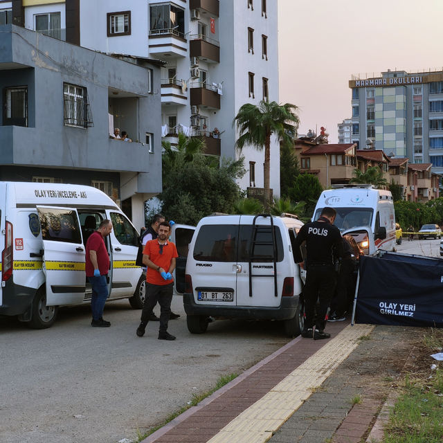 Husumetlisi ile eşini iş yerinde, müdahale eden oğlunu da araçta silahla vu...