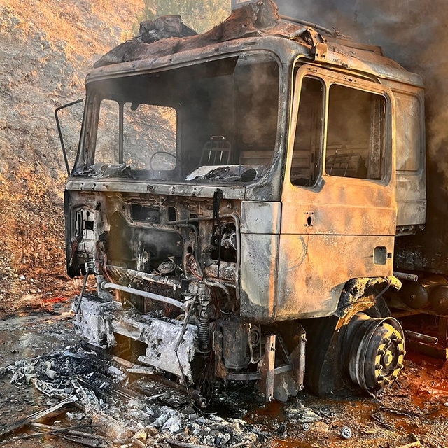 Seyir halindeki tır alevlere teslim oldu