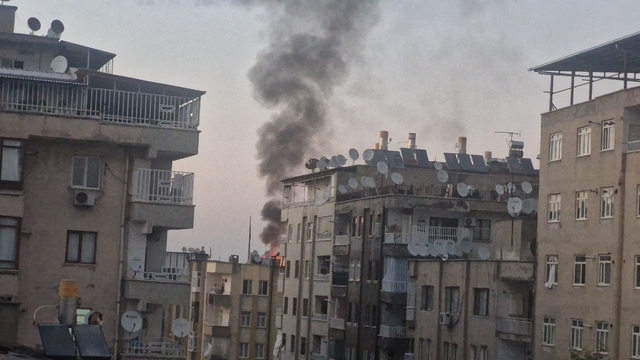 Diyarbakır'da 7 katlı binanın çatı katında yangın