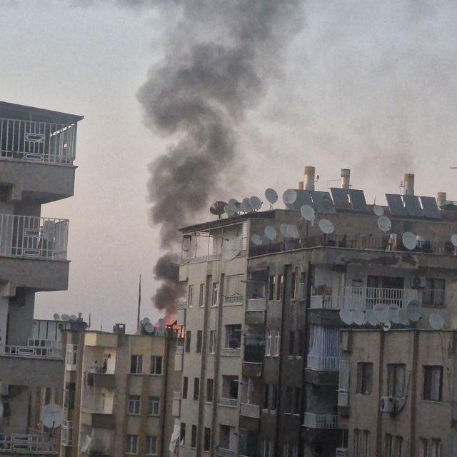 Diyarbakır'da 7 katlı binanın çatı katında yangın