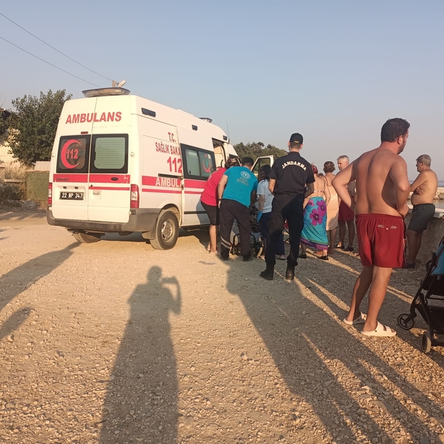 Boğulma tehlikesi geçiren 2 kız kardeşe ilk müdahaleyi sahildeki doktor ve...