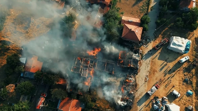 Çankırı'da çıkan yangında 2 ev, 2 ahır ve 1 samanlık küle döndü