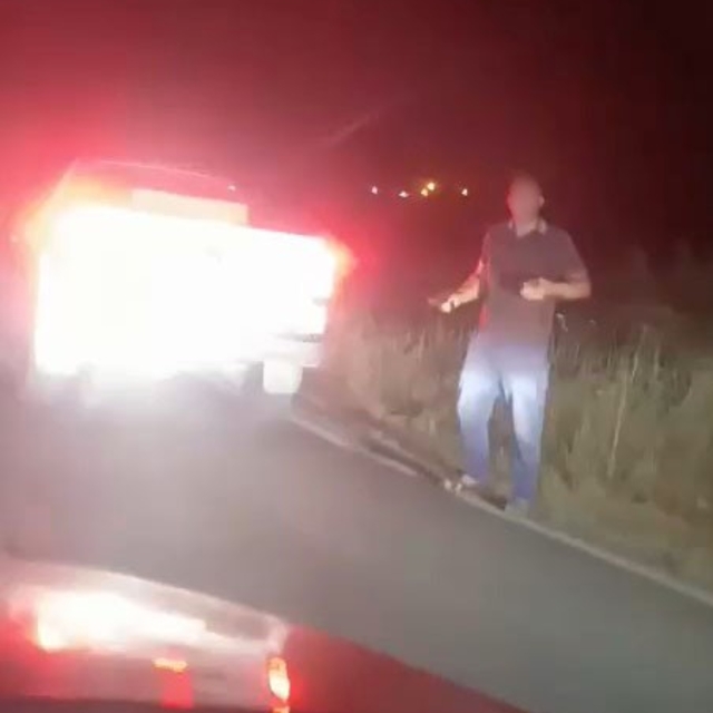 Araçlarıyla seyir halindeki aileye silahlı saldırı iddiası: Dehşet anları k...