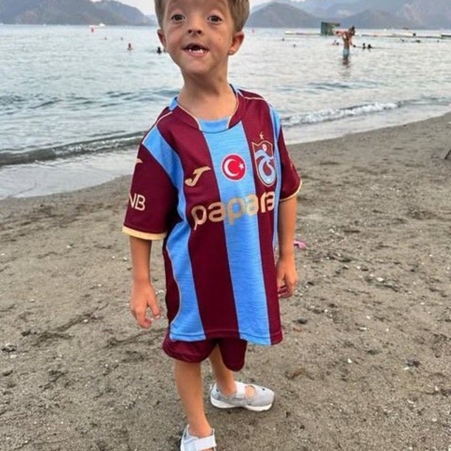 Trabzon'da duygusal buluşma
Trabzonspor antrenmanını ziyaret eden Isaac Kea...
