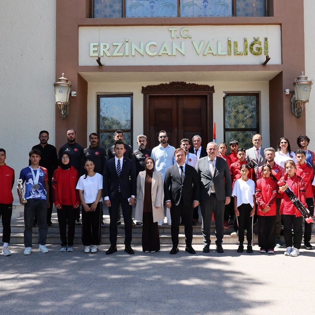 Erzincanlı sporcuların başarıları Vali Aydoğdu tarafından ödüllendirildi