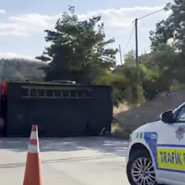 Sinop'ta bariyere çarpan söndürme aracı yan yattı: 1 yaralı