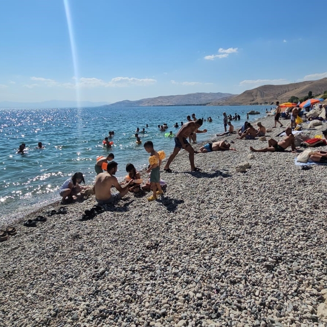 Adilcevaz plajları tıklım tıklım