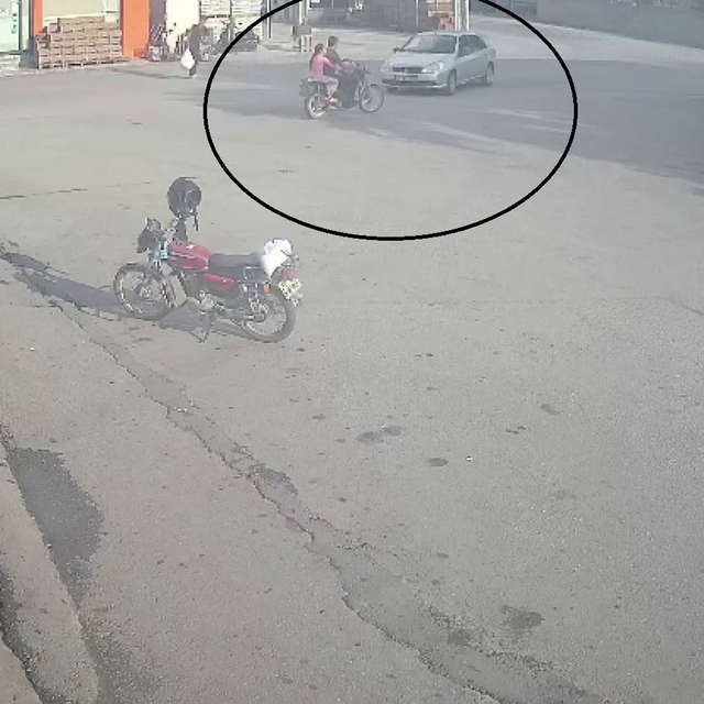 Otomobille çarpışan motosikletteki 2 kişi yaralandı