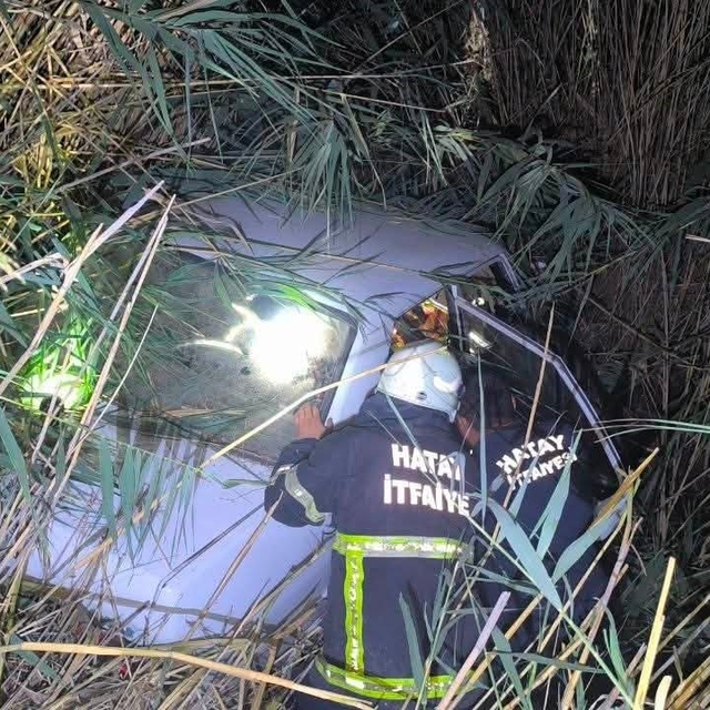 Kırıkhan'da otomobil sulama kanalına uçtu