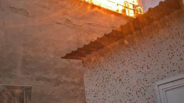 Diyarbakır'da çatıda çıkan yangın söndürüldü