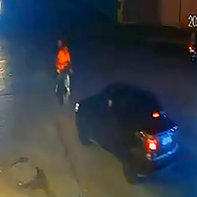 Otomobille çarpışan motosikletteki 2 kişi yaralandı; kaza kamerada