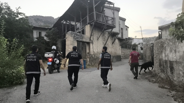 Kozan'da narkotik uygulamasında aranan terör örgütü üyesi yakalandı