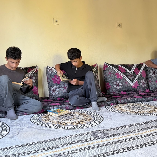 İkizler, yapımı tamamlanamayan evde yerde ders çalışıp fen lisesini kazandı