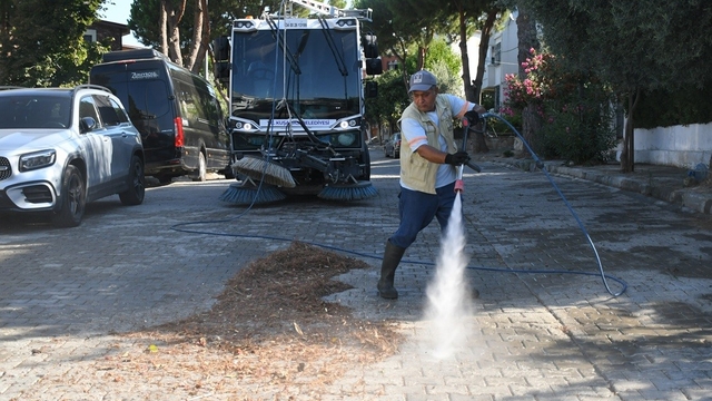 Kuşadası Belediyesi'nden yaz sezonunda yoğun temizlik mesaisi