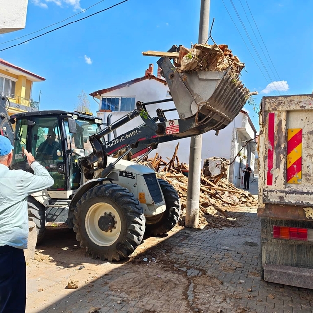 Hisarcık'ta riskli metruk bina kontrollü şekilde yıkıldı