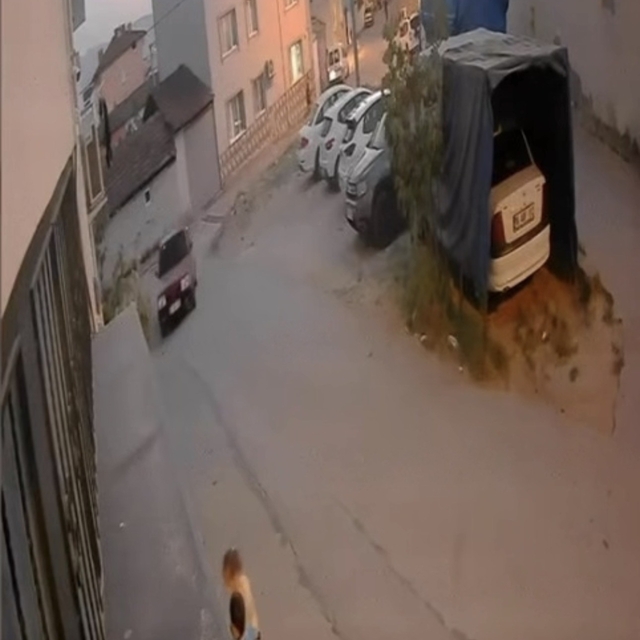 Çocukların oynadığı sokağa drift atarak girdi, hızla uzaklaştı