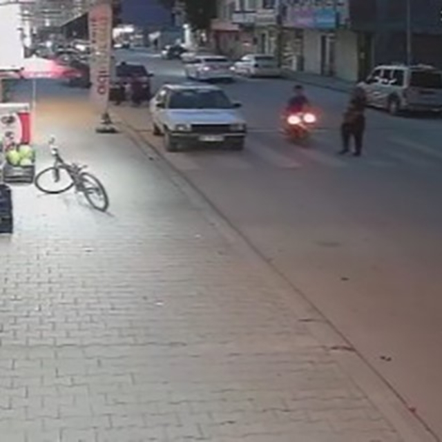 Elbistan'da motosikletin çarptığı yaşlı adam yaralandı
