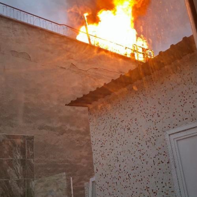Diyarbakır'da çatıda çıkan yangın söndürüldü