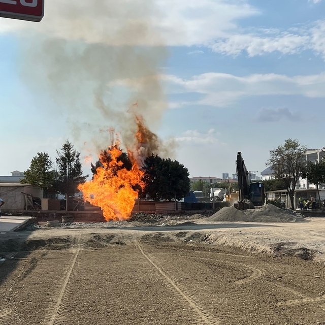Tekirdağ'da yol çalışması esnasında korkutan yangın: Alevler metrelerce hav...