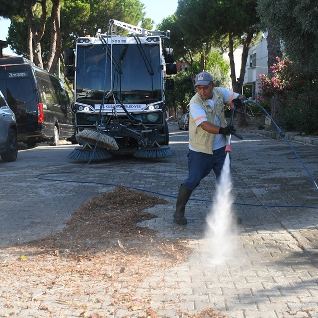 Kuşadası Belediyesi'nden yaz sezonunda yoğun temizlik mesaisi