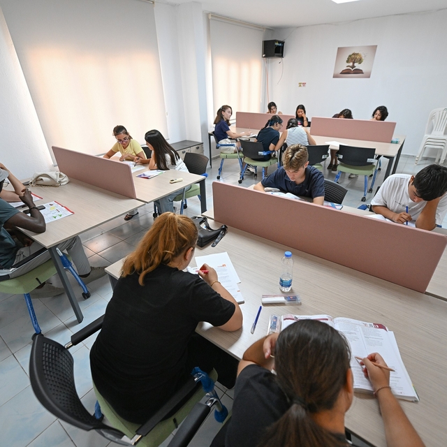 Mersin'de gençler sınavlara okuma salonunda hazırlanıyor