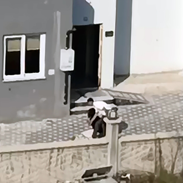 Apartman bahçesinde tartıştığı kadını dövdü