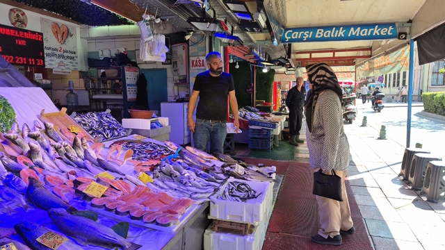 Eskişehirli balıkçıdan palamut müjdesi: "Bu sene bolluk var"
Palamut bolluğu hamsiyi vuracak: "Hamsi yüzde 50 daha az olacak"
Balıkçı esnafı Selahattin Arslanbenzer:
"Vatandaş balık ucuz diye kalitesiz sanmasın, ucuzluk bolluktandır"