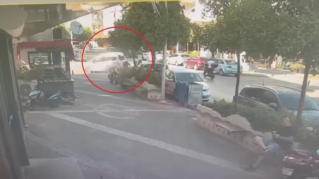 Hafif ticari araçla motosikletin çarpışma anı kamerada: 1 yaralı