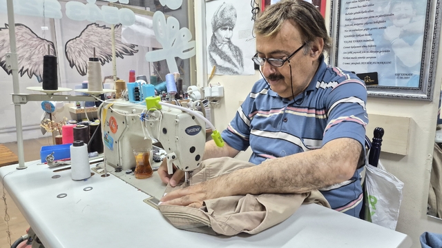 Yılların terzisi kıyafet dikimi yapmayı bırakıp sadece tadilat yapmaya başladı
Yaklaşık yarım asırdır terzilik yapan Yaşar Kemal;
"Kumaşların kalitesi bozuldu, artık elbise dikmek yerine tadilat yapmayı tercih ediyorum"