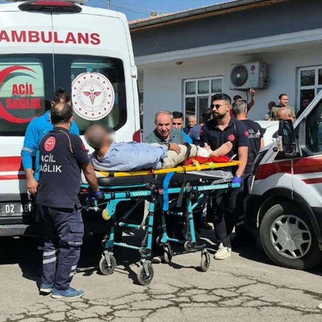 Belediye binası bahçesinde silahlı saldırı: 3 yaralı