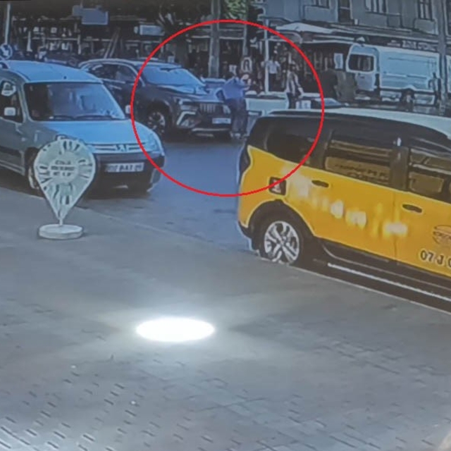 Otomobilin çarptığı kadın metrelerce savruldu
O anlar güvenlik kamerasına y...