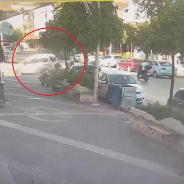 Hafif ticari araçla motosikletin çarpışma anı kamerada: 1 yaralı