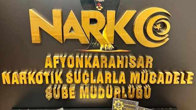 Polis durdurduğu iki otomobilde uyuşturucu ele geçirdi