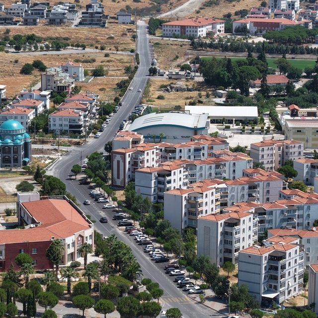 Bergama'da yollar yenileniyor, ulaşım daha güvenli hale geliyor