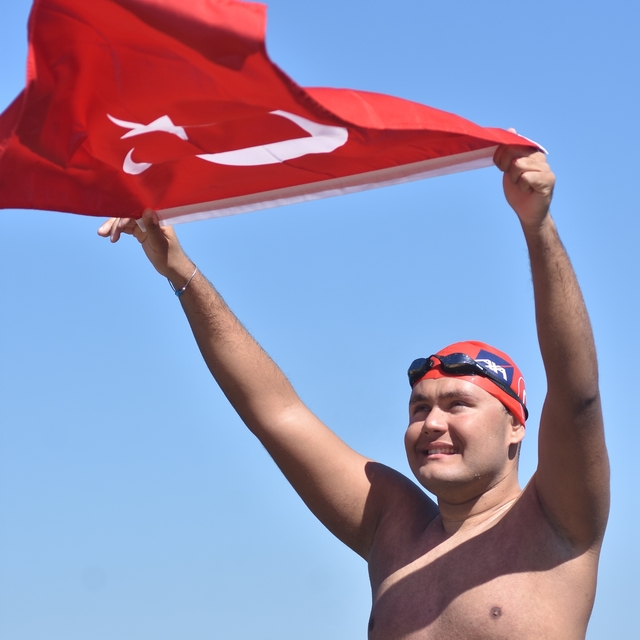 Otizmli rekortmen yüzücü Tuna Tunca'nın yeni hedefi Catalina Kanalı