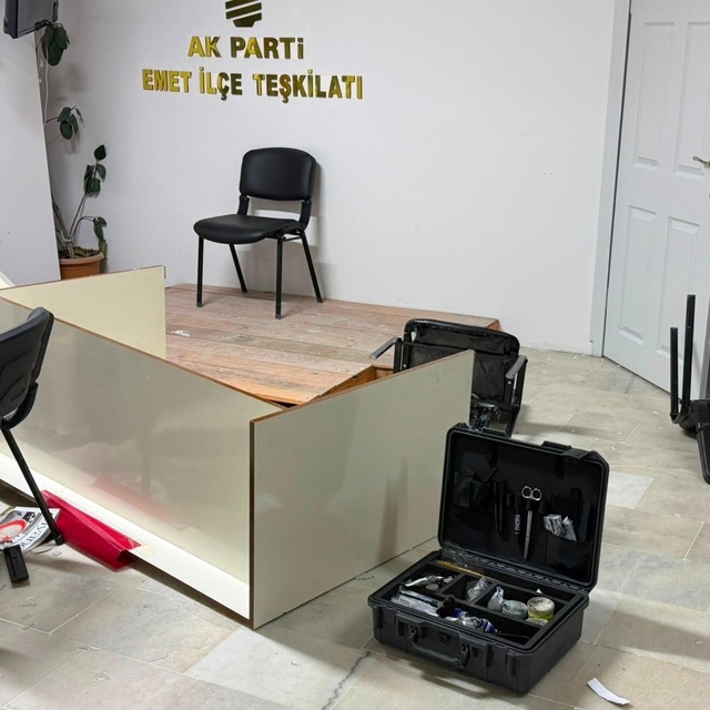 AK Parti Emet İlçe Başkanlığı binasına saldırı