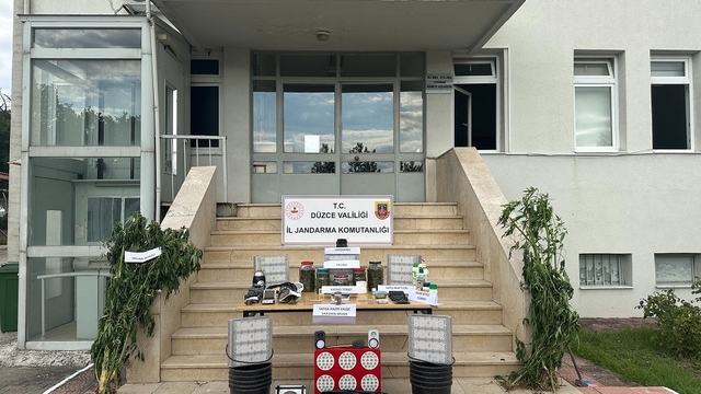 Düzce'de jandarmadan uyuşturucu operasyonu
Çok sayıda madde ele geçirildi