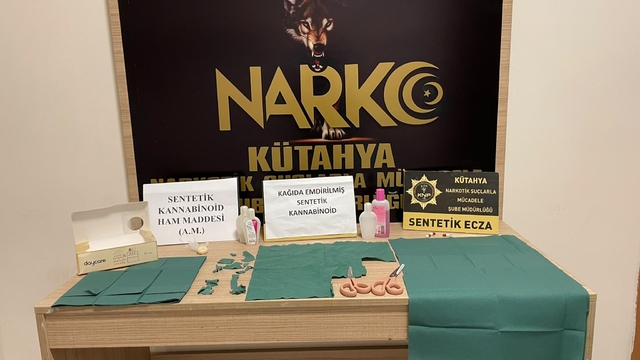 Kütahya'da uyuşturucu operasyonu
İkametlerde 56 bin içimlik sentetik kannabinoid ele geçirildi, yakalanan 2 kişiden 1'i tutuklandı