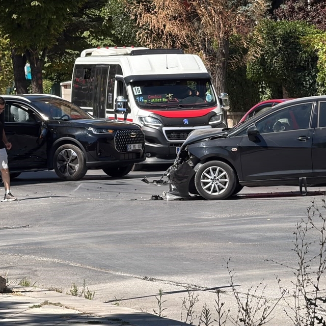 Eskişehir'de meydana gelen kazada iki araç kullanılamaz hale geldi