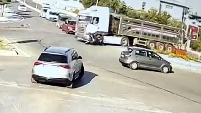 TIR'la çarpışan motosikletin sürücüsü yaralandı; kaza kamerada