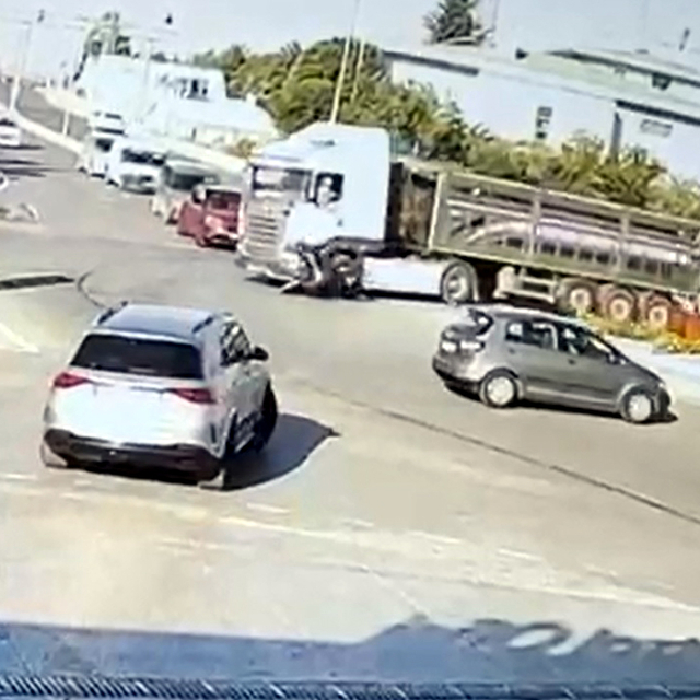 TIR'la çarpışan motosikletin sürücüsü yaralandı; kaza kamerada