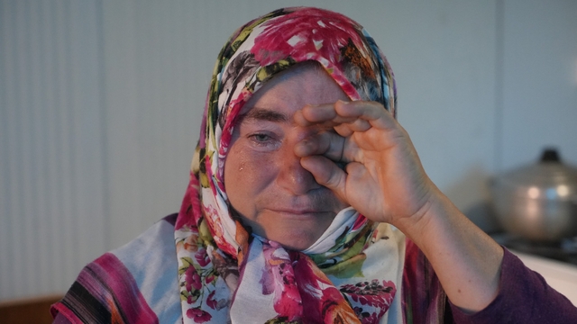 Evleri küle döndü, yardım parasıyla ev yaptırmak isterken konteynere mahkum oldular